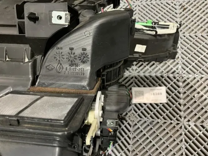 Caixa de ventilaçao evapóradora Renault Fluence 2014