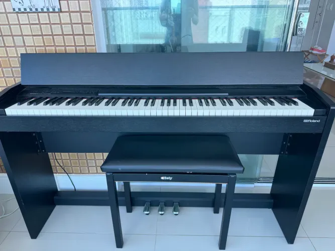 Piano Digital Roland F-140r Cbl F140, com pedal triplo e estante 