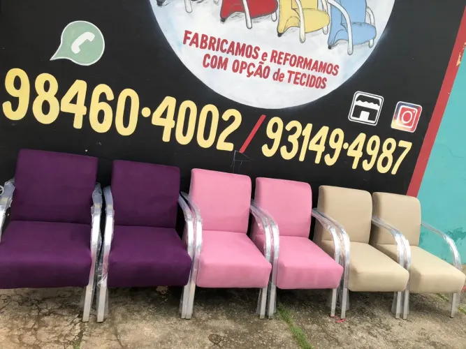 Poltronas coloridas com design moderno
