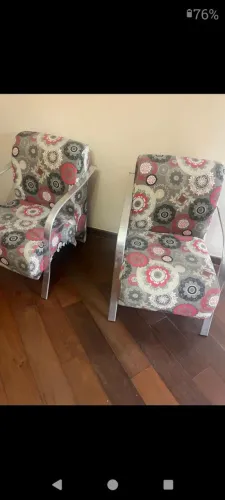 2 Cadeiras Decorativas com Detalhes Florais