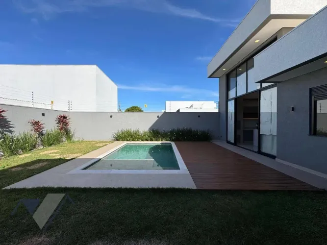 Casa térrea com 3 suítes, piscina e amplo terreno no Tropical II  Cascavel/PR