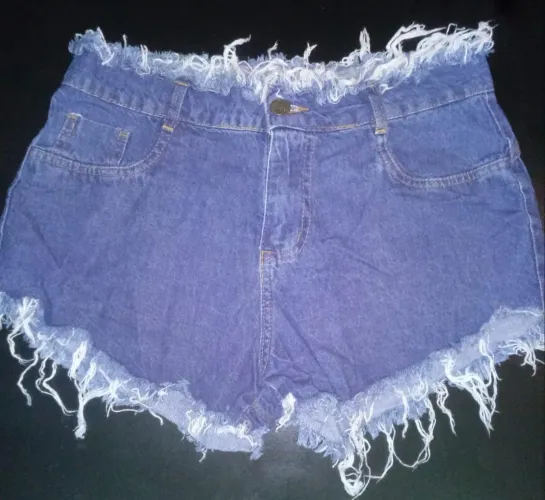 Short Jeans vários modelos e tamanhos usado em bom estado.