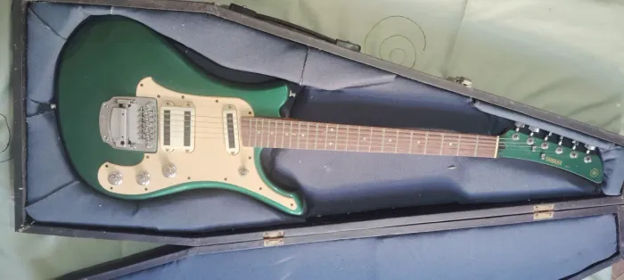 Guitarra Yamaha tipo SGV 300 raridade
