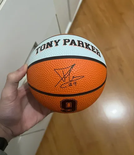 bola de basquete autografada tony parker