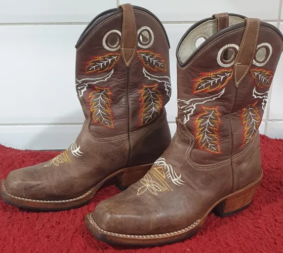 Bota Couro Legitimo trabalhada N40