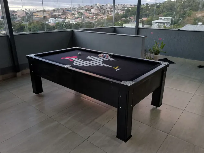 Mesa de sinuca preta com design exclusivo