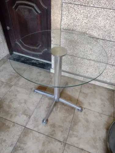 Mesa de vidro e pés de aluminio- 80cm por 76cm de altura- vidro de 8mm de espessura- super