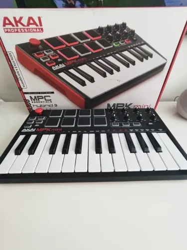 Akai MPK Mini - Controlador MIDI Profissional