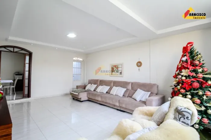 Casa à venda, 8 quartos, 1 suíte, 6 vagas, São Sebastião - Divinópolis/MG