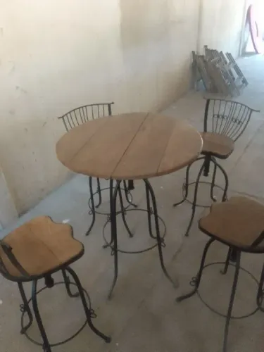 Conjunto de Mesa e Cadeiras para Bar - Estilo Industrial