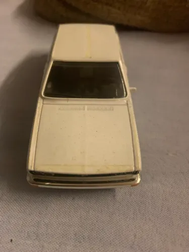Duas Miniaturas de carros antigos