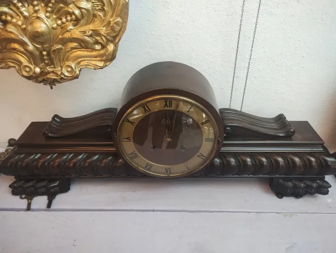Relógio antigo de mesa grande com 70 cm de largura 
