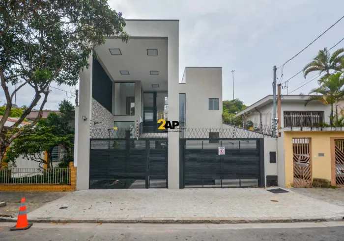 Prédio Comercial para Locação no Ipiranga, São Paulo-SP: 12 Salas, 6 Banheiros, 16 Vagas,
