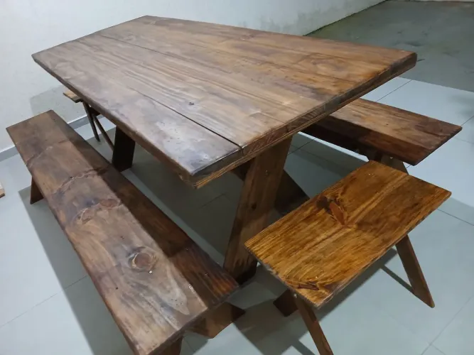 Mesa de madeira rústica com bancos
