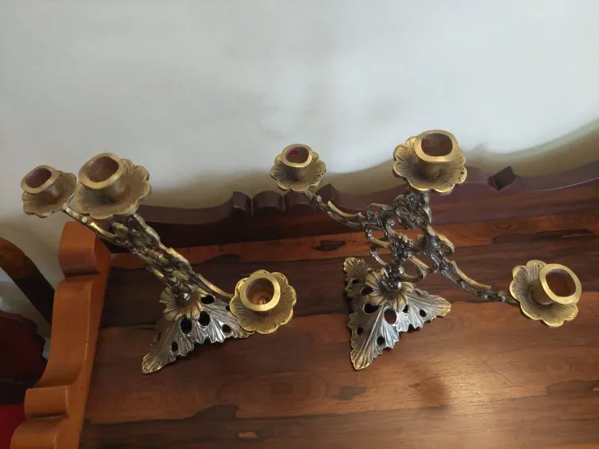 Candelabros Decorativos em Metal Dourado