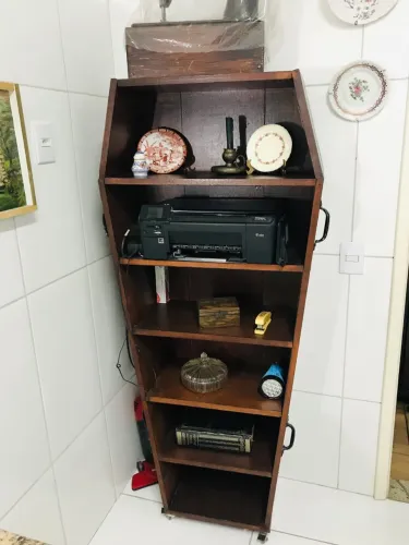 Estante estilo caixão, feita de madeira maciça.