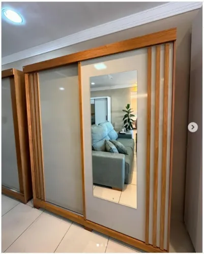 Guarda-roupa de casal de alta qualidade, com design moderno e elegante. Possui espelho.