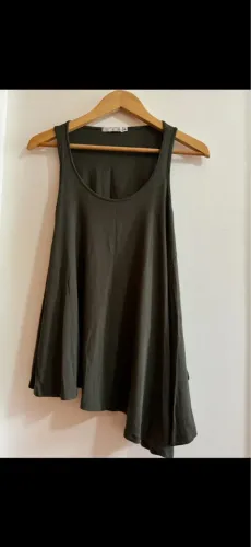 Camiseta feminina verde sem mangas, marca Canellado, tamanho P