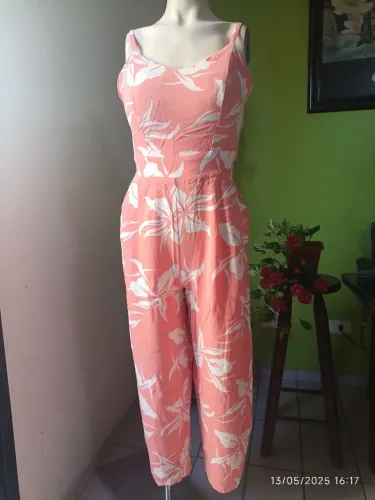 Macacão da Hortelã - Floral Salmão com Bojo - Tamanho G.