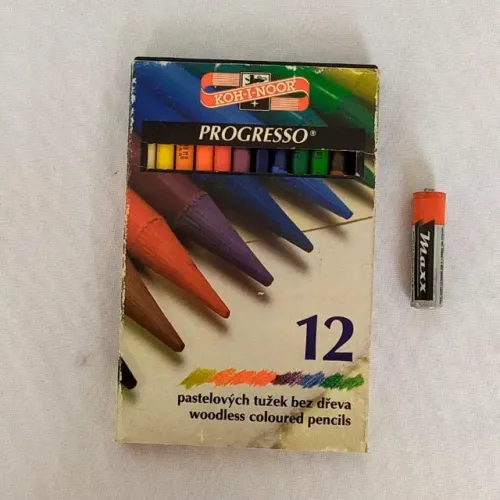 ANTIGO ESTOJO DE LÁPIS DE COR marca KOH-I-NOOR (Progresso). Usados. 