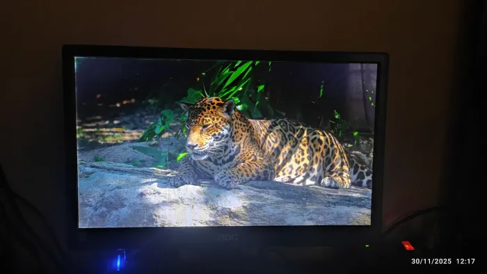 Monitor AOC de 17 Polegadas funcionando perfeitamente.