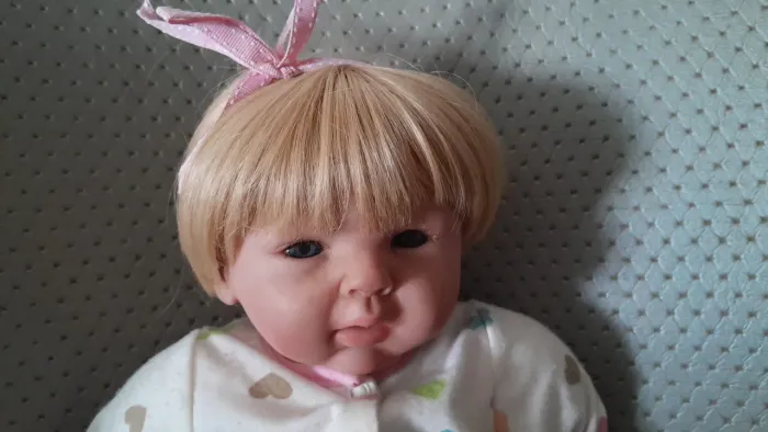 Linda Boneca Reborn com Cabelo Loiro e Acessório de Laço