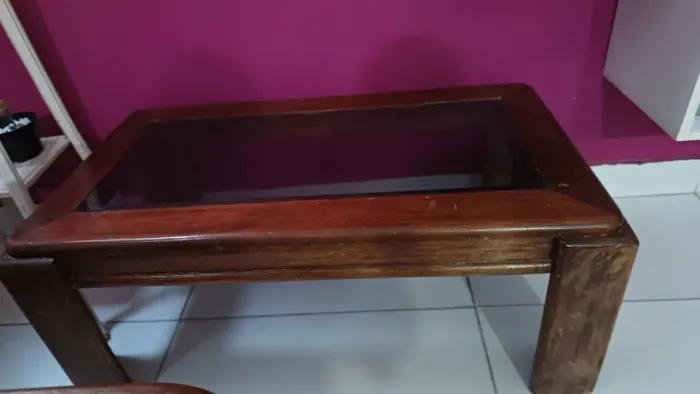 Mesa de centro de madeira com tampo de vidro