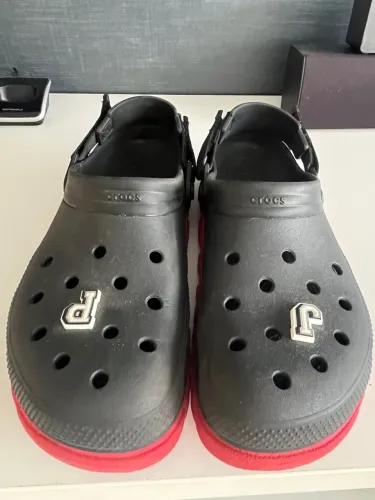 Crocs com detalhe personalizado