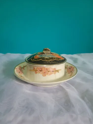 Antiga manteigueira em porcelana japonesa - Satsuma <br><br>13 cm <br>