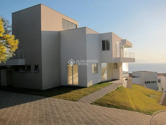 Casa 461m² de Alto Padrão com Vista para o Mar - Locação