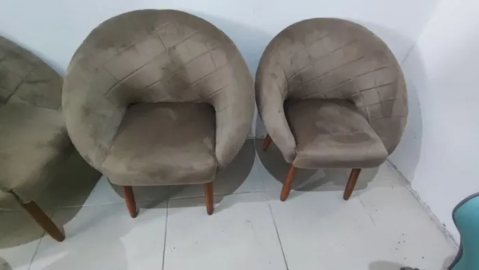 Kit 2 Poltronas Decorativas Estofadas com Pés de Madeira - Confortável e Elegante