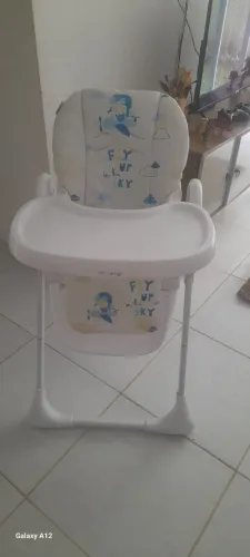 Vende-se cadeira de alimentação R$100,00 ( Ajusta a altura e reclina um pouquinho )