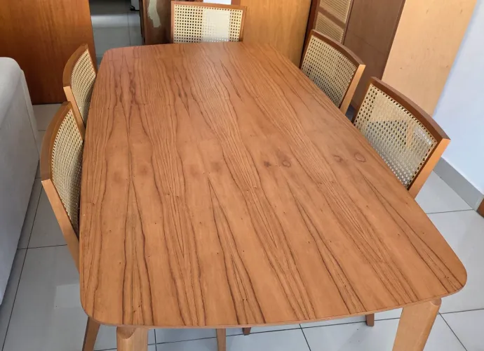 Mesa e cadeiras