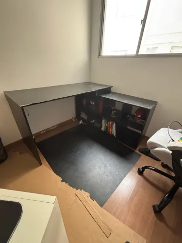 Mesa de escritório em L com 8 nichos