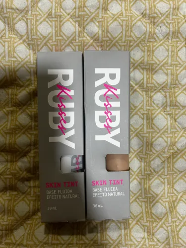 Base fluida Ruby Kisses SKIN TINT efeito natural. Lacradas. Cor: 131
