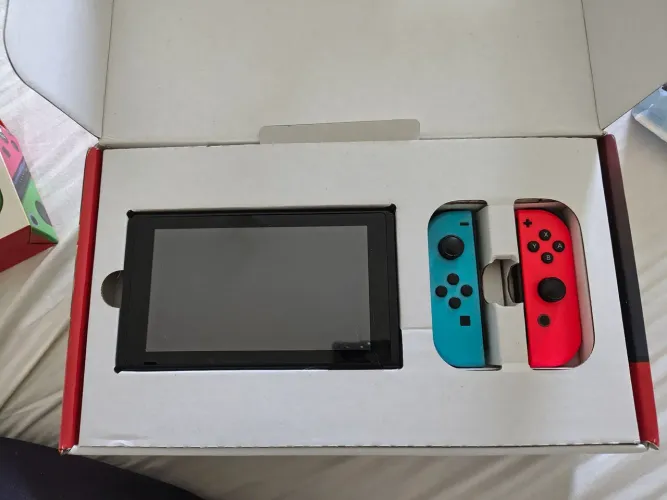 Nintendo Switch + Joy-Cons Extras