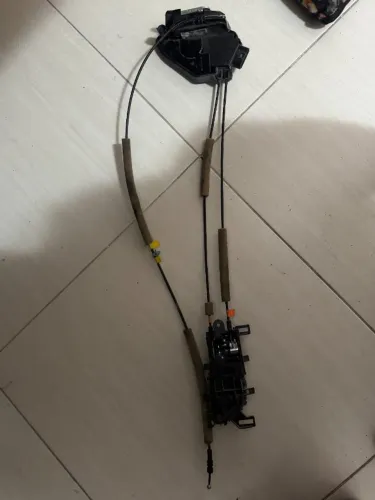 Fechadura da porta traseira esquerda Nissan Kicks Original usada