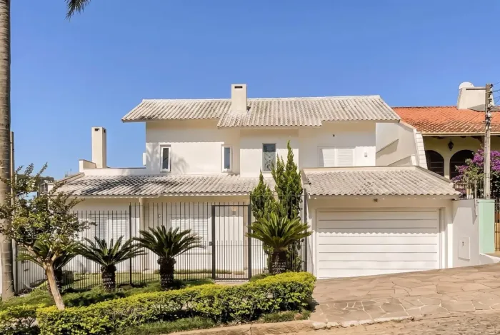 Casa Reformada com Piscina, 370m², 2 Suítes com Closet no Três Figueiras POA