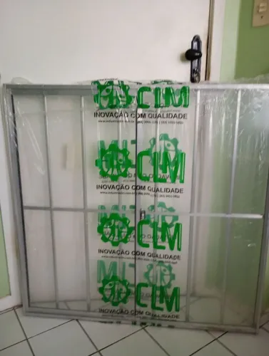 Vendo janela de alumínio com grade