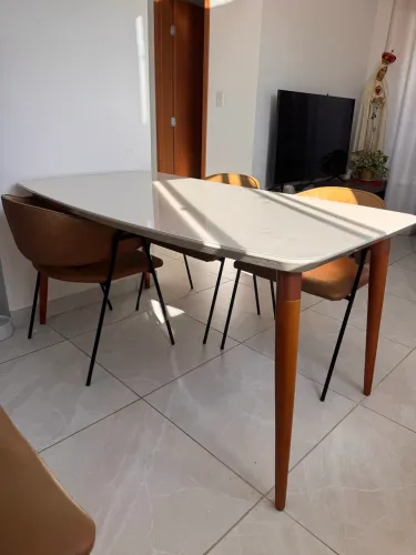 Mesa de jantar tampo de vidro.
