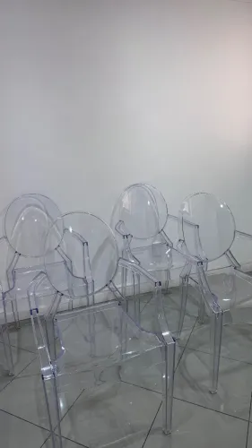 Cadeira transparente em acrílico