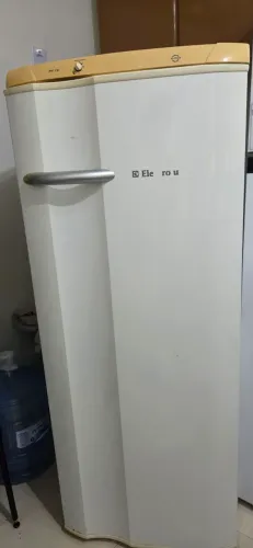 Geladeira Electrolux 240L