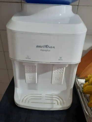 Vendo refrigerador de água de galão, junto com o galão também, água normal e gelada semino
