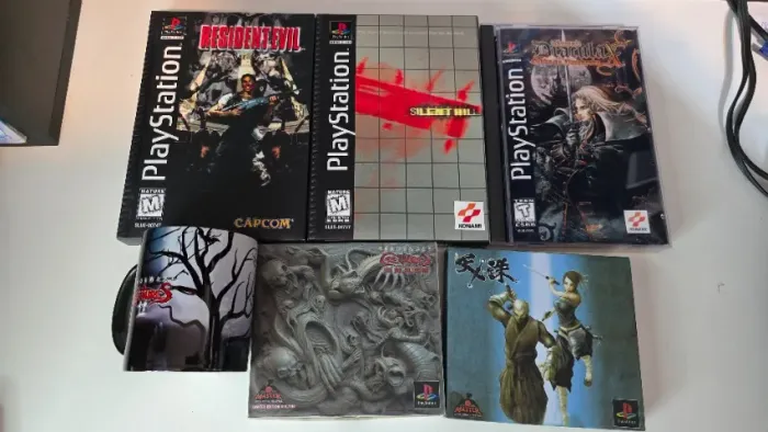 7 jogos prensados de PS1: Silent Hill, Resident Evil, Castlevania, Tenchu e Nightmare Crea