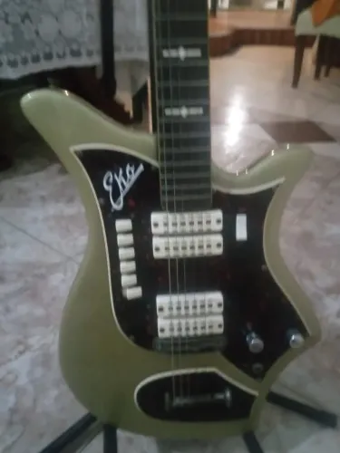 Guitarra EKO 700 4V