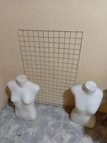 Tela e manequins para blusas em ótimo estado de conservação.