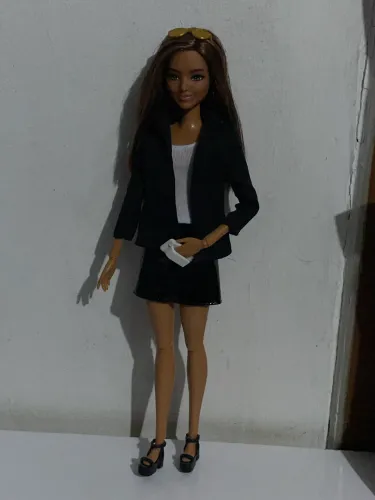 Boneca Barbie negra mattel jornalista articulada