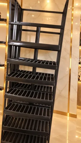 Estante Expositora de Cosméticos com Design Moderno e Luxuoso ?