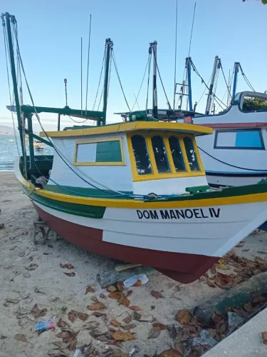 Embarcação pronta para trabalhar 