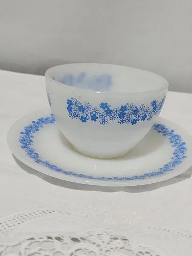 Xícara de chá com pires termo-rey opalina Branca com estampa azul floral